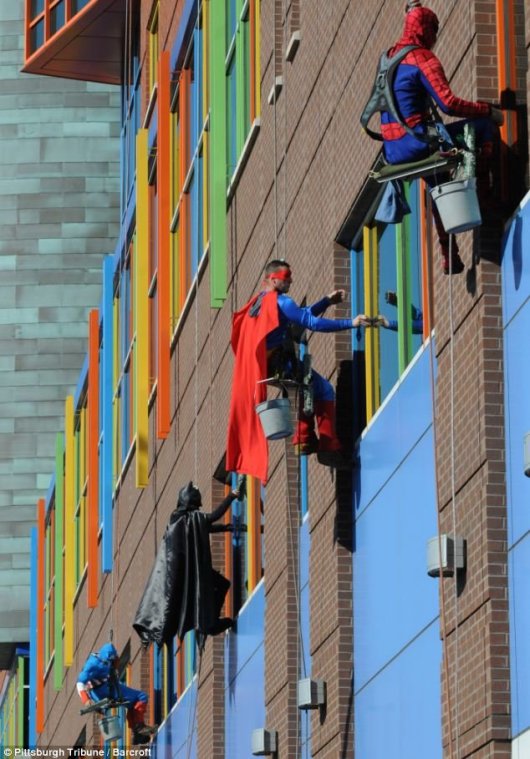 Faith+In+Humanity+Restored.+Window+cleaners+dress+up+as+superheroes_93cc13_4425768